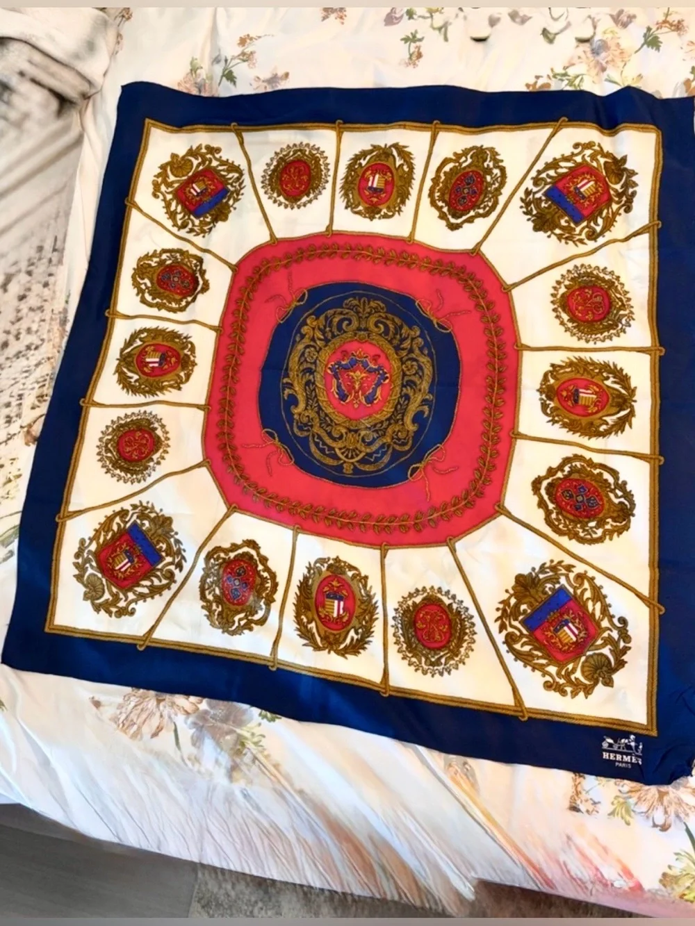 🇫🇷Hermès Carré 90 Les Armes de Paris Silk Scarf 34” Vintage Multi ❤️